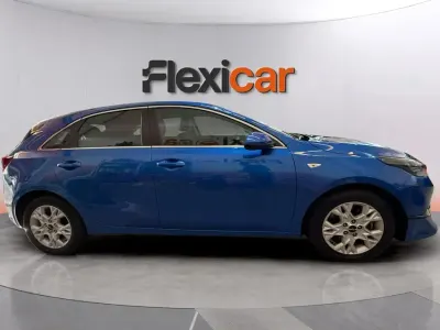 Usado Kia Ceed 136 CV (100 kW) 2023 Azul Utilitario