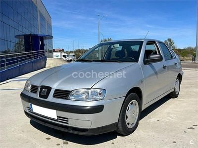 Usado Seat Cordoba 75 CV (55 kW) 2002 Gris / plata Berlina