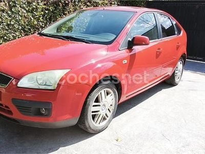 Begagnad Ford Focus Ghia 109 HK (80 kW) 2005 Röd Sedan