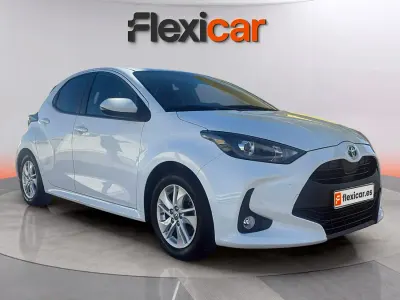 Usado Toyota Yaris Hybrid Business Edition 116 CV (85 kW) 2022 Blanco Berlina