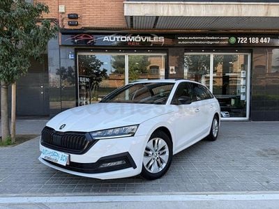 Usado Skoda Octavia Style 150 CV (110 kW) 2022 Blanco Familiar