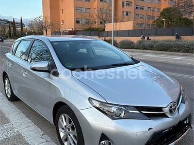 Usado Toyota Auris Live 132 CV (97 kW) 2013 Gris / plata Berlina