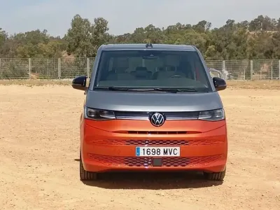 Usado VW Multivan Life 150 CV (110 kW) 2024 Gris Monovolumen