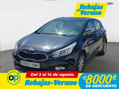 Usado Kia Ceed 90 CV (66 kW) 2012 Negro Utilitario
