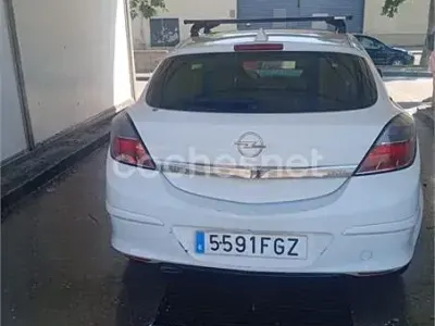 Usado Opel Astra GTC Sport 105 CV (77 kW) 2006 Blanco Berlina