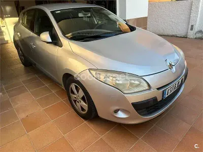 Usado Renault Mégane III Dynamique 105 CV (77 kW) 2010 Gris / plata Berlina