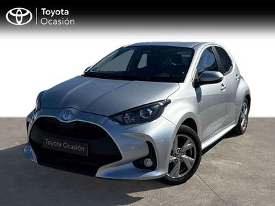 Gris Usado 2024 Toyota Yaris Hybrid Active Utilitario | 20.990 € (Precio justo)