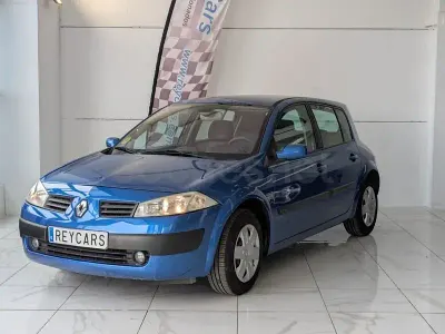 Usado Renault Mégane Dynamique 115 CV (84 kW) 2004 Azul Berlina