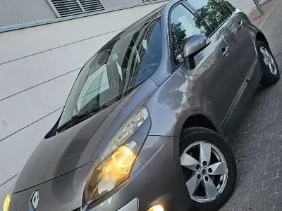 Usado Renault Scénic III Dynamique 105 CV (77 kW) 2010 Gris / plata Monovolumen