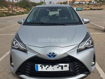 Usado Toyota Yaris Hybrid Active 100 CV (73 kW) 2019 Gris / plata Berlina
