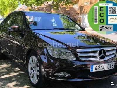 Usado Mercedes C180 Avantgarde 156 CV (114 kW) 2010 Granate Berlina
