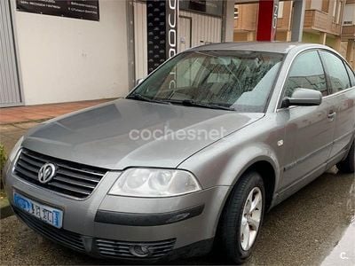 Gris / plata Usado 2001 VW Passat Highline Berlina | 2700 € (Precio justo)
