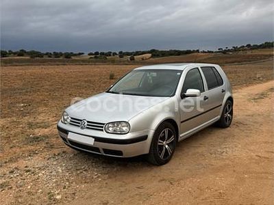 Usado VW Golf IV Highline 130 CV (95 kW) 2002 Gris / plata Berlina