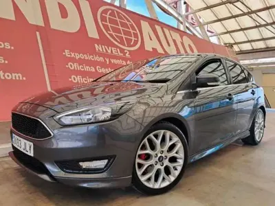 Usado Ford Focus Sport 182 CV (133 kW) 2016 Gris Utilitario