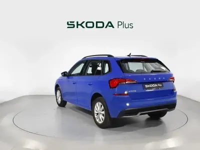 Usado Skoda Kamiq Active 95 CV (69 kW) 2022 Azul SUV