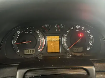 Usado Skoda Superb Elegance 163 CV (119 kW) 2004 Azul Berlina
