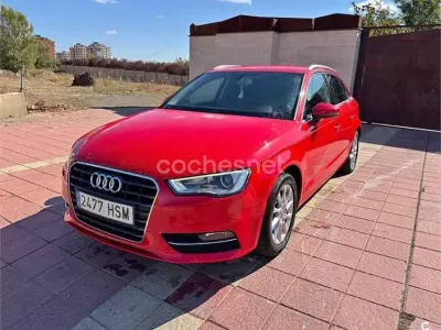 Usado Audi A3 Attraction 105 CV (77 kW) 2014 Rojo Berlina