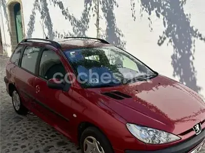 Usado Peugeot 206 75 CV (55 kW) 2003 Rojo Familiar