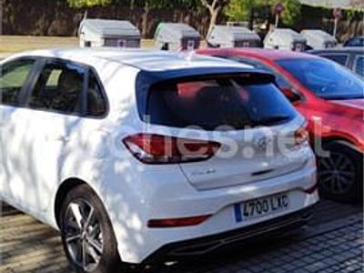 Usado Hyundai i30 110 CV (80 kW) 2022 Blanco Berlina