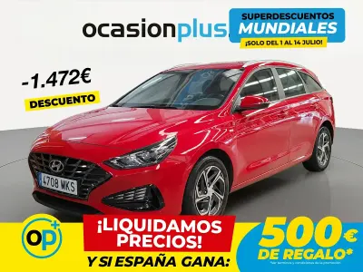 Usado Hyundai i30 120 CV (88 kW) 2023 Rojo Familiar