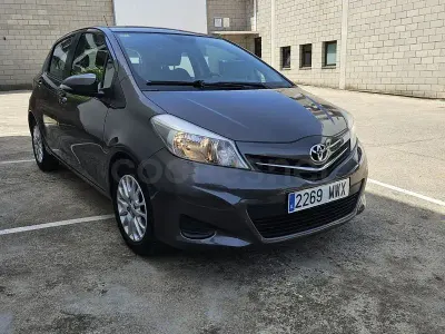 Usado Toyota Yaris Active 99 CV (72 kW) 2012 Gris / plata Utilitario