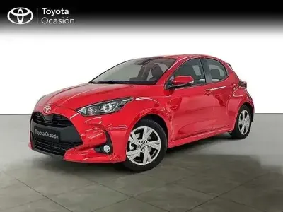 Usado Toyota Yaris Hybrid Active 116 CV (85 kW) 2025 Rojo Berlina