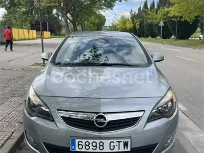 Usado Opel Astra Cosmo 140 CV (102 kW) 2010 Gris / plata Berlina