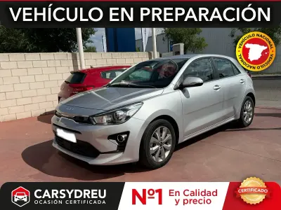Usado Kia Rio 101 CV (74 kW) 2022 Gris Berlina