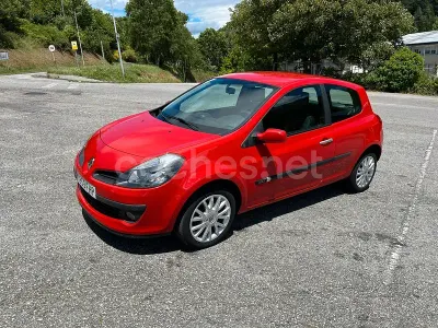 Usado Renault Clio II Dynamique 85 CV (62 kW) 2006 Rojo Berlina