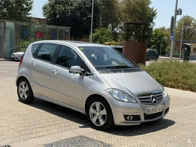 Usado Mercedes A180 Avantgarde 109 CV (80 kW) 2012 Gris / plata Utilitario