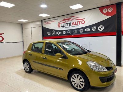 Usado Renault Clio II Dynamique 85 CV (62 kW) 2006 Amarillo Berlina