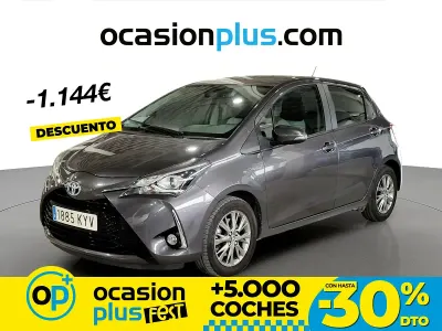 Usado Toyota Yaris Hybrid Active 100 CV (73 kW) 2019 Gris Berlina