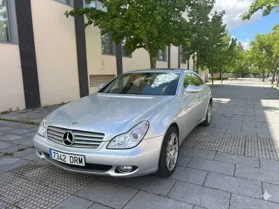 Usado Mercedes CLS320 224 CV (164 kW) 2005 Gris / plata Berlina