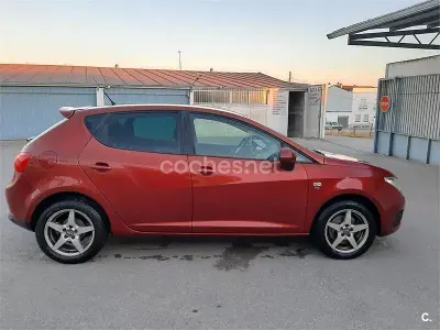 Usado Seat Ibiza Sport 105 CV (77 kW) 2010 Granate Berlina