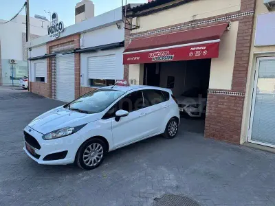 Usado Ford Fiesta Trend 75 CV (55 kW) 2016 Blanco Utilitario
