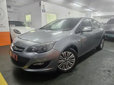 Usado Opel Astra Selective 110 CV (80 kW) 2015 Gris / plata Berlina