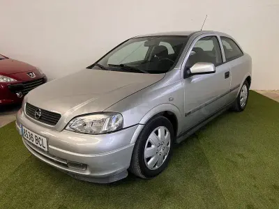 Usado Opel Astra Sport 100 CV (73 kW) 2001 Gris / plata Berlina