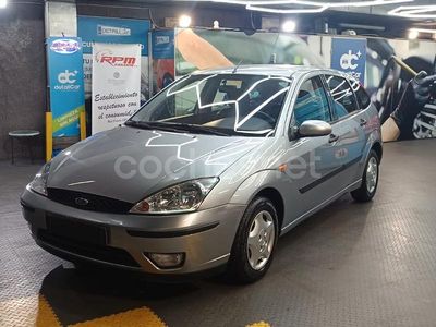 Usado Ford Focus Trend 90 CV (66 kW) 2005 Gris / plata Berlina