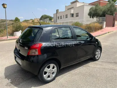 Usado Toyota Yaris Sol 87 CV (63 kW) 2006 Negro Berlina