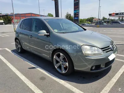 Usado VW Golf IV Trendline 105 CV (77 kW) 2005 Gris / plata Berlina