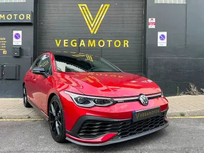Usado VW Golf VIII GTI Clubsport 301 CV (221 kW) 2022 Granate Berlina