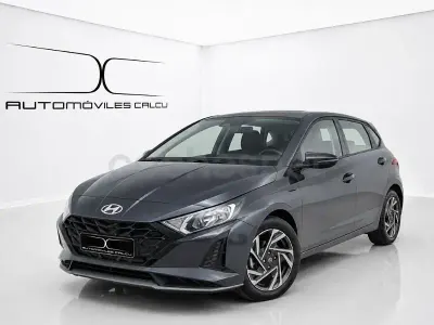 Usado Hyundai i20 100 CV (73 kW) 2023 Gris / plata Utilitario