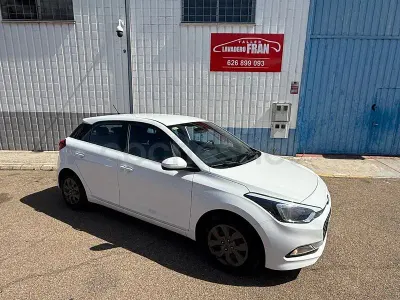 Usado Hyundai i20 84 CV (61 kW) 2017 Blanco Berlina