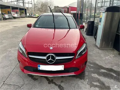 Usado Mercedes A180 AMG line 109 CV (80 kW) 2015 Rojo Utilitario