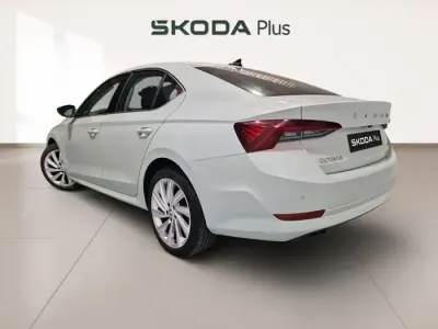 Usado Skoda Octavia Ambition 204 CV (150 kW) 2022 Blanco