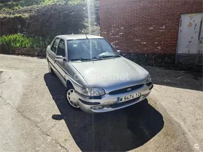 Usado Ford Escort 90 CV (66 kW) 2000 Gris / plata Berlina