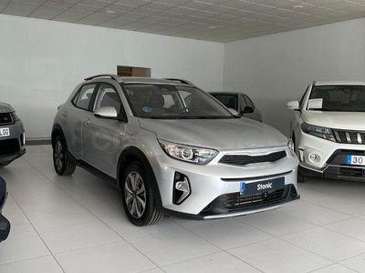 Usado Kia Stonic 100 CV (73 kW) 2025 Gris / plata SUV