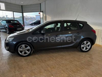 Usado Opel Astra Dynamic 136 CV (100 kW) 2012 Gris / plata Berlina
