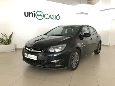 Usado Opel Astra Selective 110 CV (80 kW) 2014 Negro Utilitario