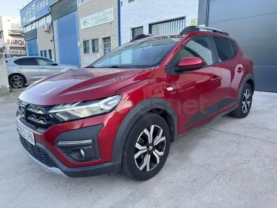 Usado Dacia Sandero Essentiel 91 CV (66 kW) 2021 Granate Berlina